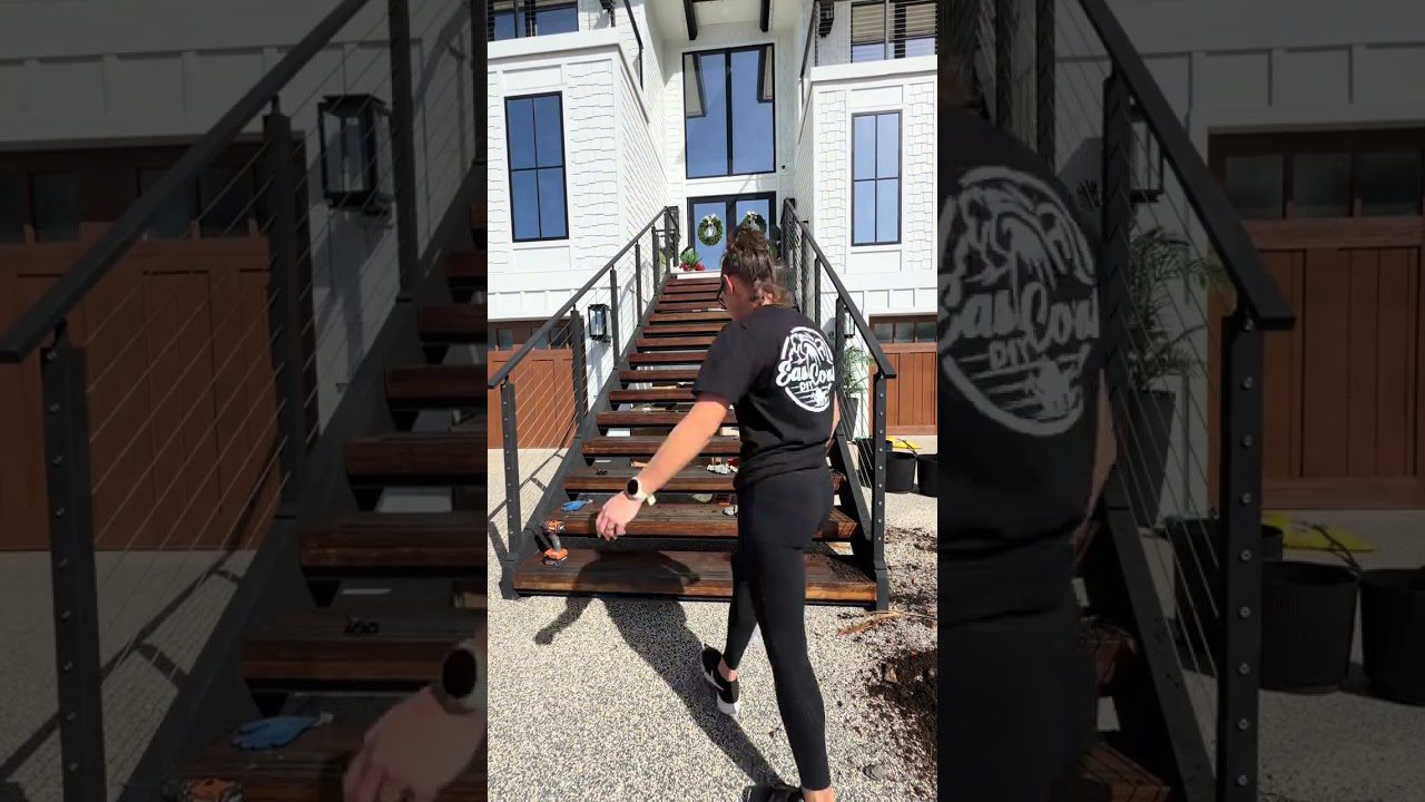 Moteris laiptiniais lipa link balto įėjimo su vainiku ant durų