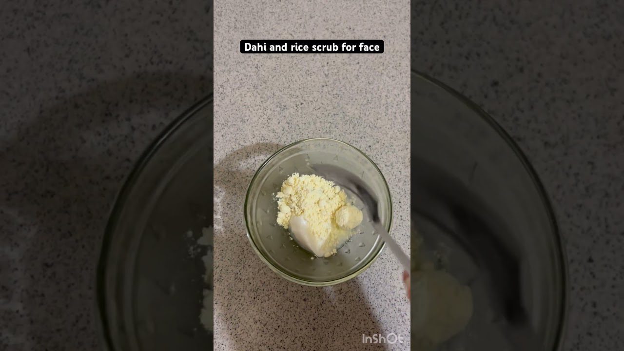 Stiklinėje dubenyje maišomas jogurtas su smulkintais ryžiais veido šveitimui.