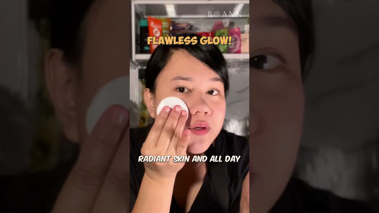 Moteris veidą valosi kosmetiniu disku, ant foninio lentynos odos priežiūros priemonės, užrašas "Flawless Glow" ir "Radiant Skin"