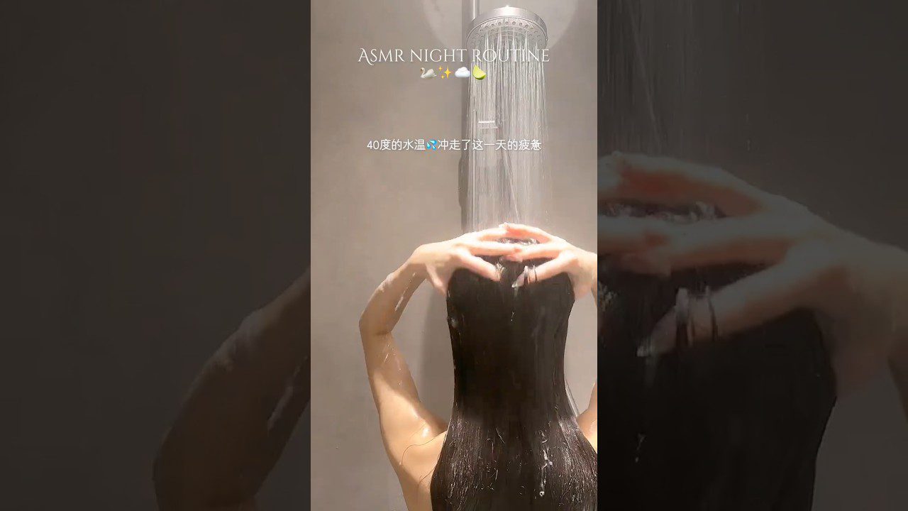 Moteris po dušu plaukus plauna rankomis, viršuje užrašas „ASMR NIGHT ROUTINE“ ir kinų tekstas apie 40℃ vandenį