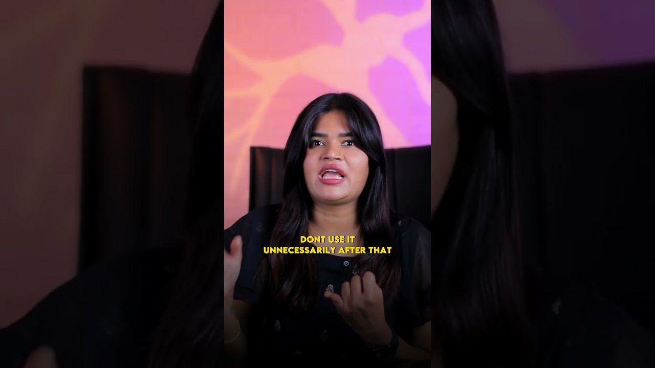 Jauna moteris kalba prieš pastelinį rožinį foną, ekrane angliškas užrašas apie nenaudojimą.