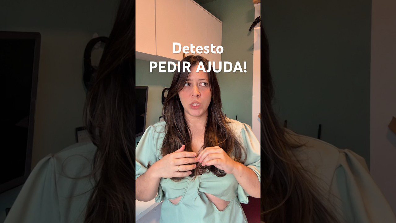 Moteris kalba į kamerą namų kabinete, virš jos užrašas „Detesto PEDIR AJUDA!“