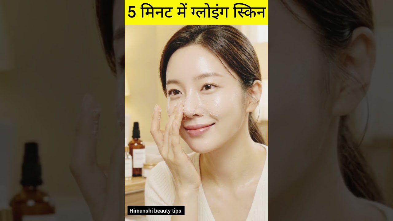 Moteris tepasi veidą šveitikliu, spindinti oda ir odos priežiūros produktai fone