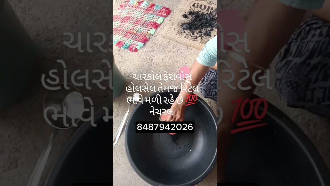 Rankos plauna molinį indą juodame baseine, šalia anglių krūvelė ir kilimėlis.