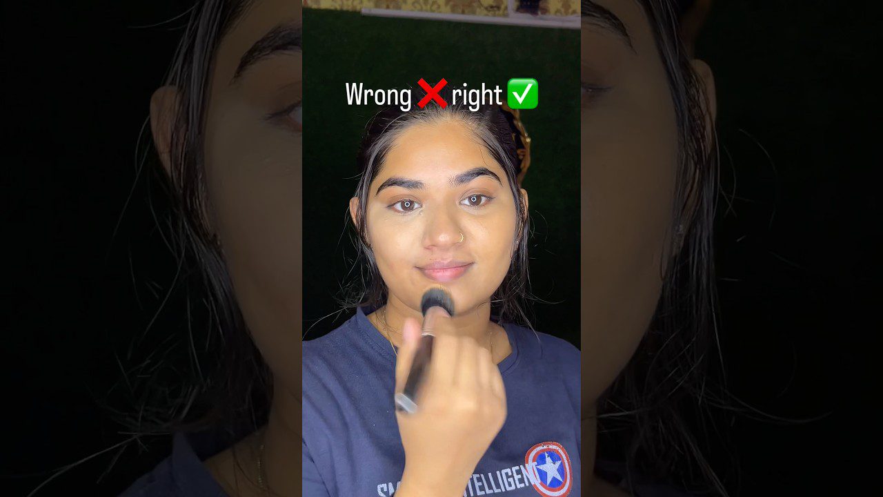 Mergina tepa makiažo teptuku veidą, viršuje tekstas „Wrong“ su kryžiumi ir „right“ su varnele.