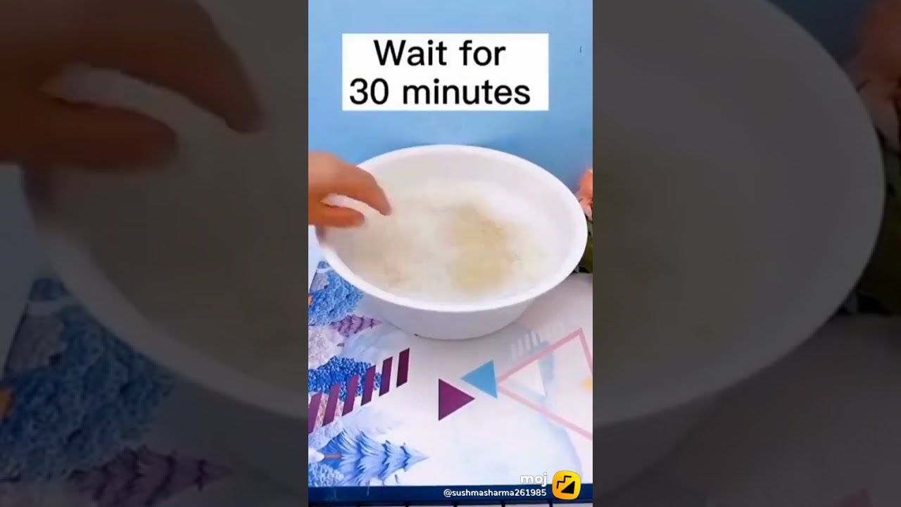 Rankos deda baltą dubenį su putojančiu skysčiu ant stalo, viršuje užrašas „palaukite 30 minučių“.