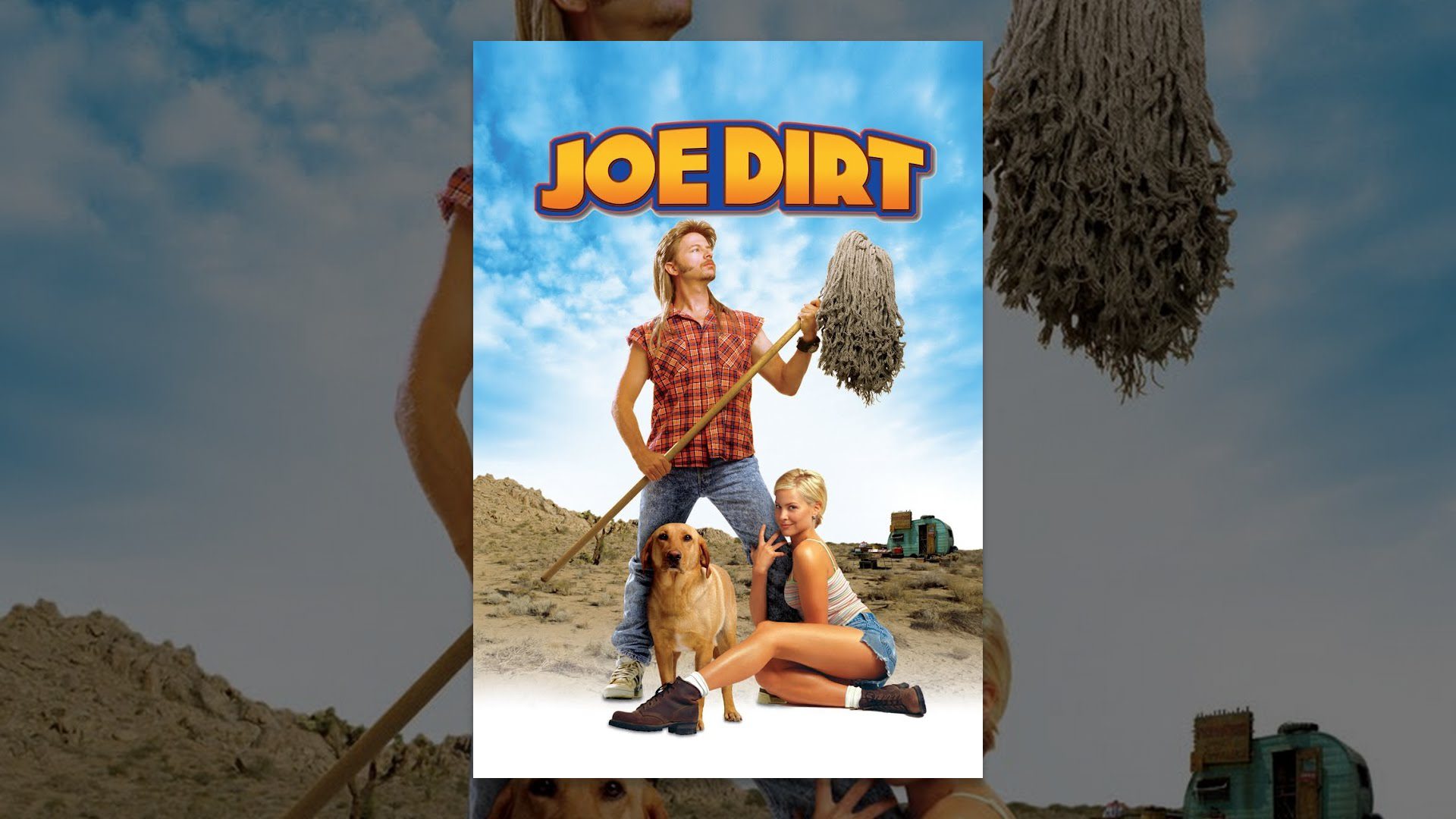 Vyras su mop'u stovi dykumoje šalia sėdinčios moters ir šuns, viršuje užrašas „Joe Dirt“