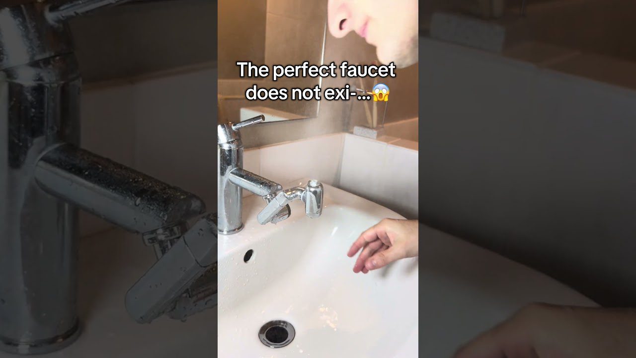 Vyras laikantis ranką po kriauklės maišytuvu, ant jo užrašas angliškai apie tobulą čiaupą