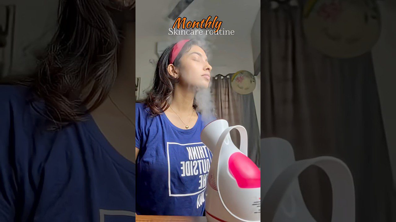 Moteris su galvos juosta garinasi veidą veido garų aparatu namuose