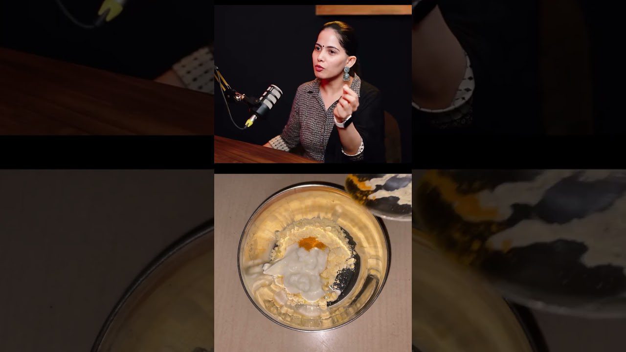 Moteris kalba prie mikrofono virš stalo, apačioje dubenyje miltai ir jogurtas su prieskoniais