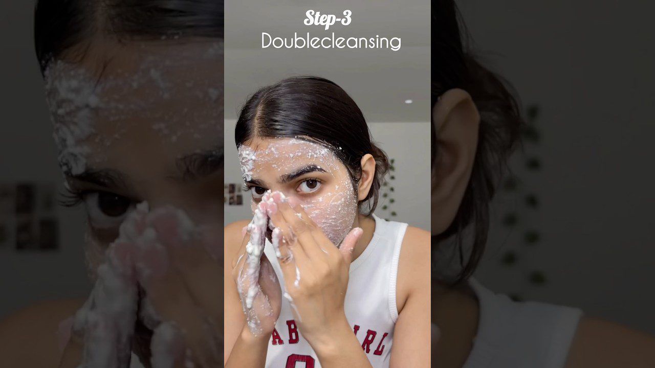 Mergina plauna veidą putojančiu prausikliu, viršuje užrašas „Step-3 Doublecleansing“.