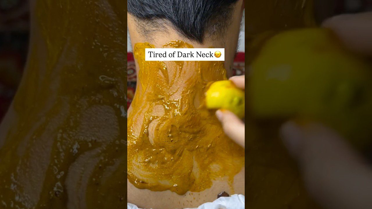 vyrui ant kaklo tepamas geltonas ciberžolės ir citrinos kaukės mišinys su užrašu „Tired of Dark Neck“