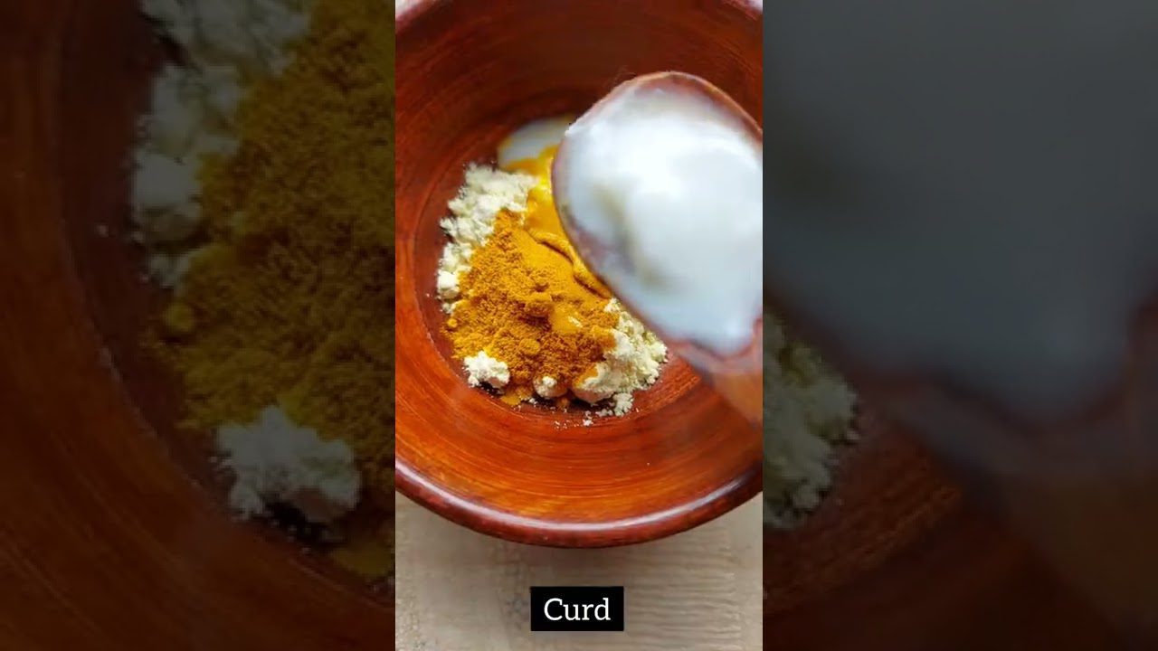 Indų dubuo su varške, ciberžole ir šaukštas su jogurtu, užrašas „Curd“