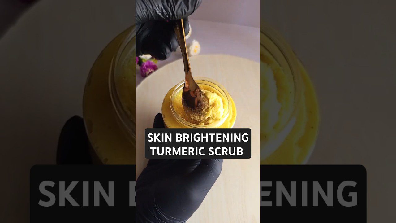 Rankomis su juodomis pirštinėmis lašinamas geltonas ciberžolės šveitiklis į stiklainį, užrašas „odos skaistinimas“