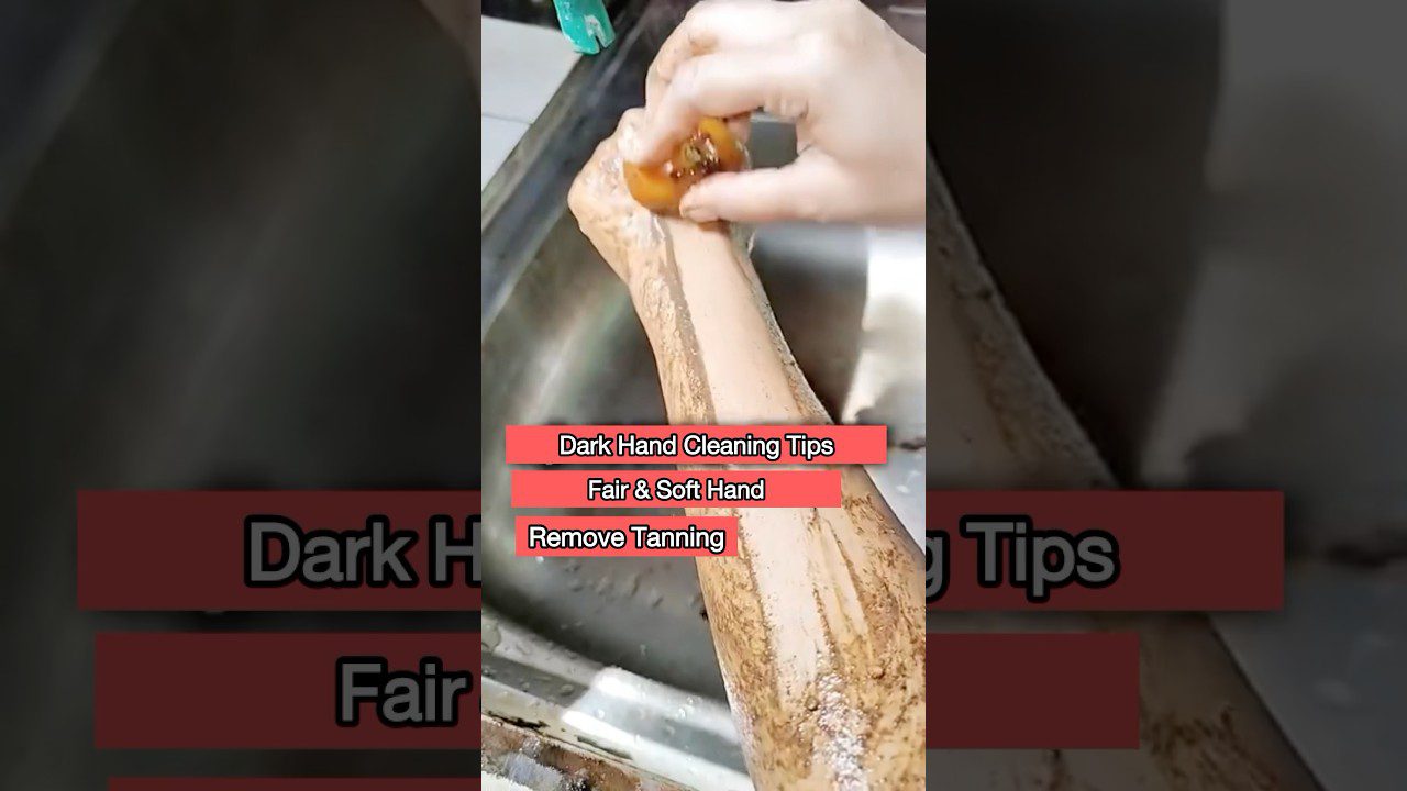 Rankos trinamos citrinos gabalėliu, nuo odos nuvalomas rudas įdegis ir purvas.