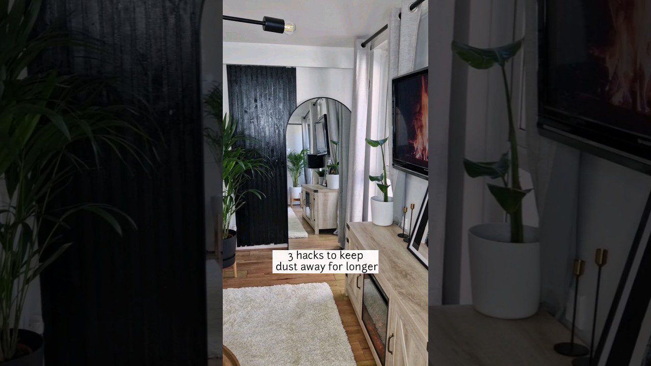 Šviesus svetainės interjeras su kilimu, augalais ir konsoliniu stalu, tekstas: „3 triukai, kad dulkės ilgiau nesikauptų“