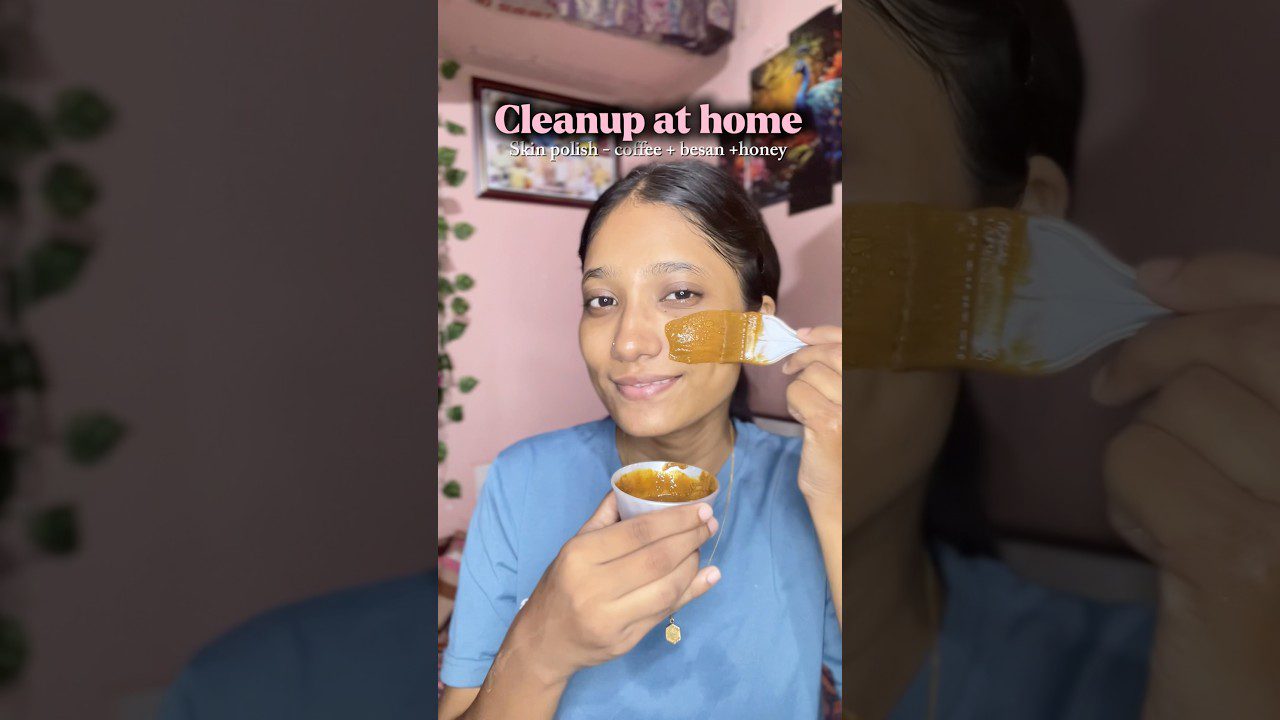 Moteris tepasi ant veido namų veido kaukę iš kavos, besano ir medaus, šypsosi