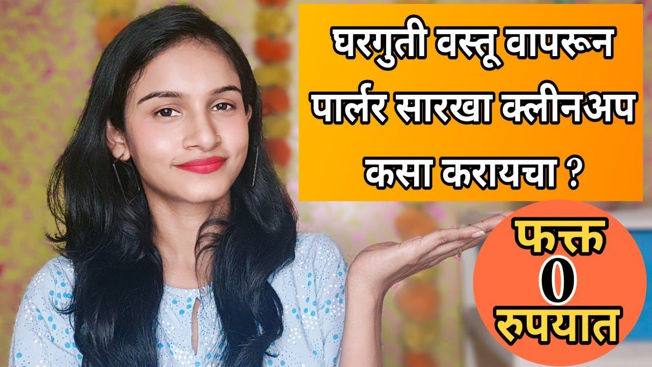 Jauna moteris rodanti delną šalia geltono plakato su marathi tekstu apie namų valymą ir kainą