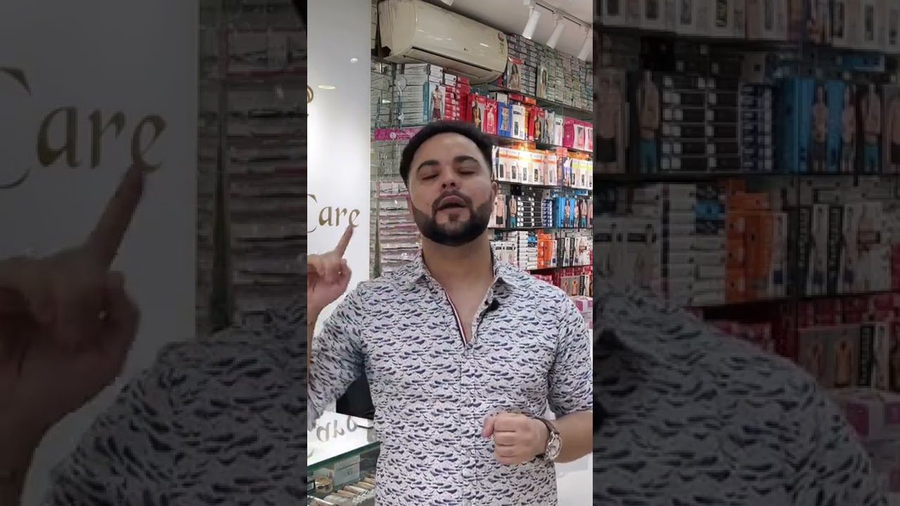 Vyras su barzda rodantis pirštu į parduotuvės kosmetikos lentyną ir logo