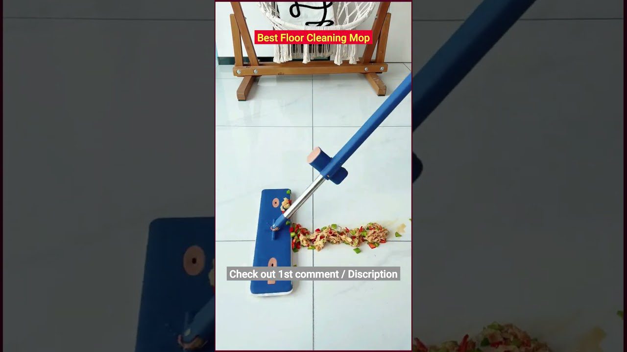 Mėlyna grindų šluota braukia susmulkintus daržovių likučius ant baltų plytelių