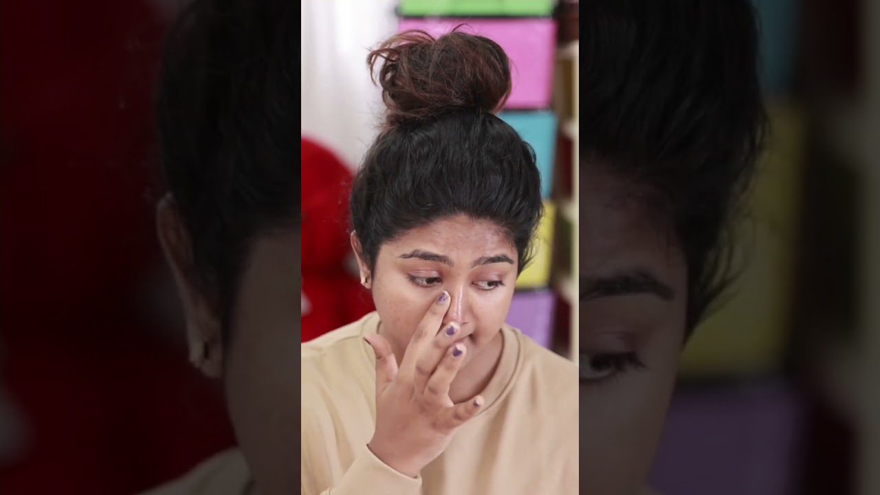 jauna moteris su surištais plaukais tepasi kremą ant nosies namų aplinkoje