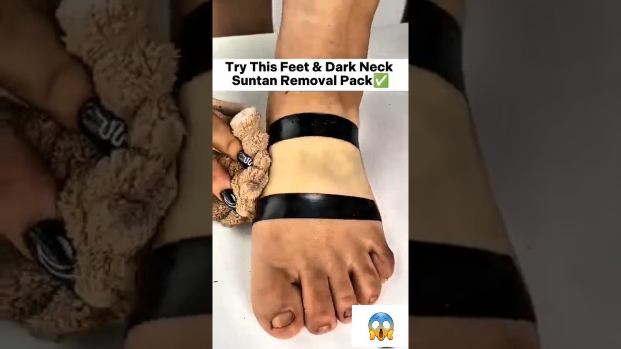 Pėda su dviejomis juodomis juostomis ir šviesinamu plotu tarp jų, ranka valo skudurėliu