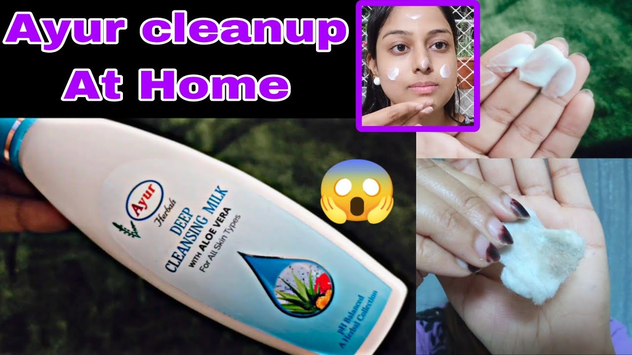 Buteliukas valiklio su užrašu „Deep Cleansing Milk“, moters veidas ir vata