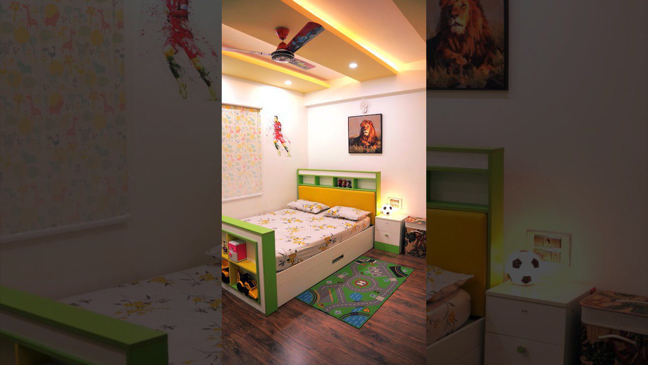 Vaikiška lova su žalia galvūgaliu, ryškus kilimėlis ir naktinė lempa futbolo kamuolys.