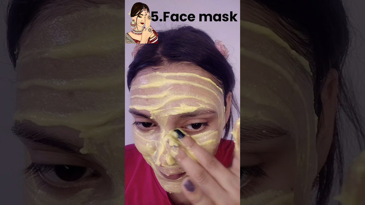 Moteris tepasi geltoną veido kaukę pirštais, viršuje užrašas „Face mask“