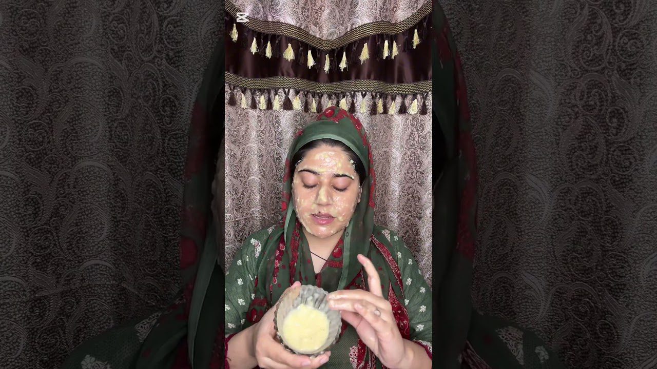 Moteris su skarele tepasi natūralų veido šveitiklį, laikydama dubenėlį su pasta