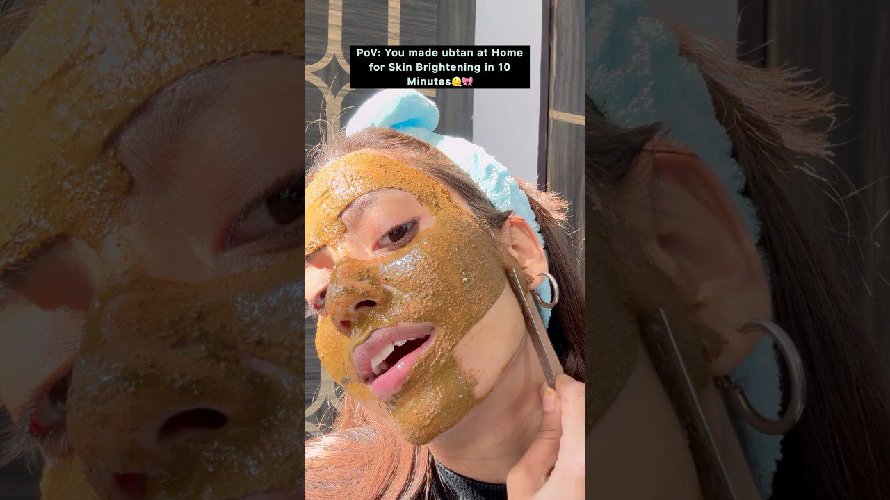 Moteris su naminiu ubtan veido kauke tepasi plokščiu šepetėliu prie lango, turkio galvos juosta