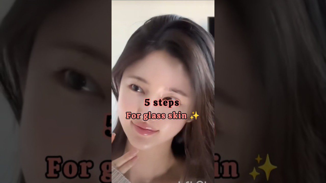 Jauna moteris rodanti švytinčią odą, viršuje užrašas „5 steps For glass skin“.