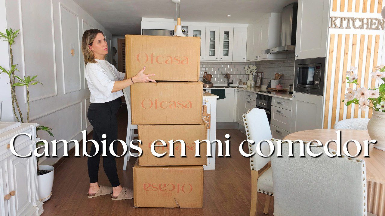 Moteris stumia stalą užklojančias dėžes prie virtuvės stalo ir kėdžių zona