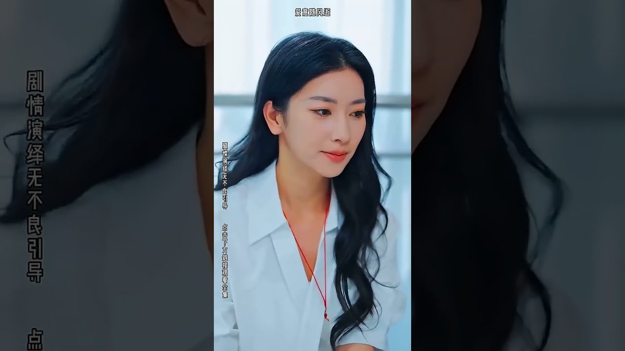 Jauna moteris su ilgais tamsiais plaukais ir balta palaidine, žvelgianti į šalį