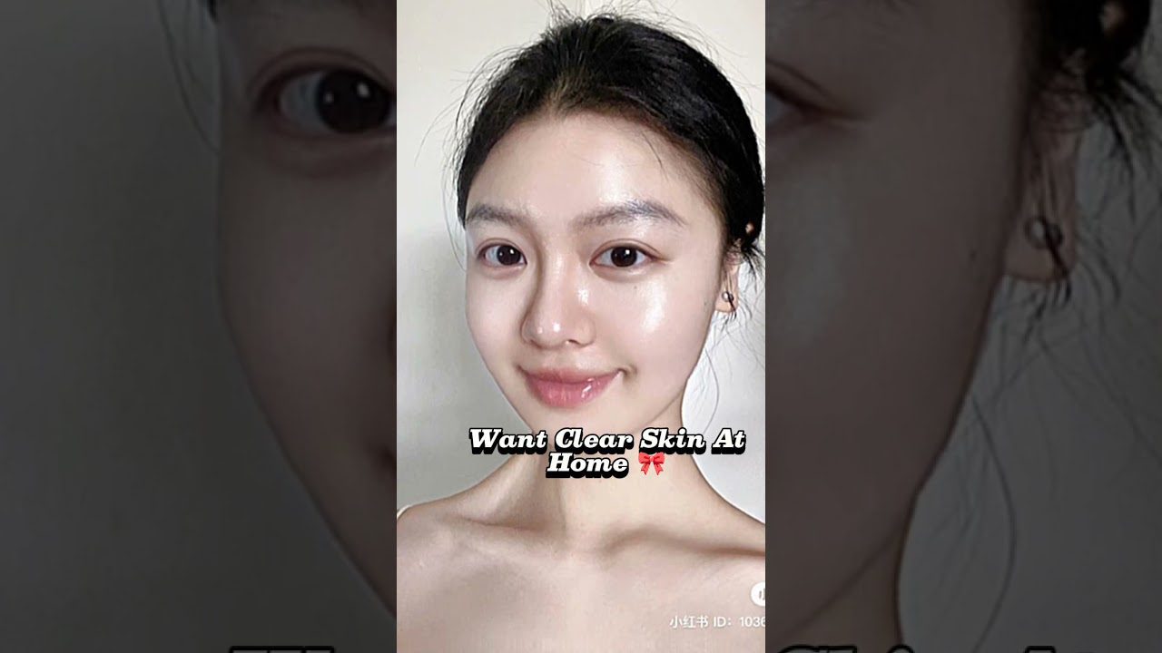 Jaunos moters veidas be makiažo, ryški, švytinti oda ir užrašas „Norite švarios odos namuose“.