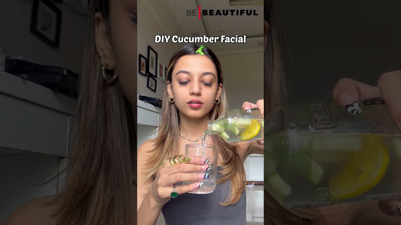 Mergina pila vandenį su agurkais ir citrina, užrašas „DIY Cucumber Facial“ viršuje