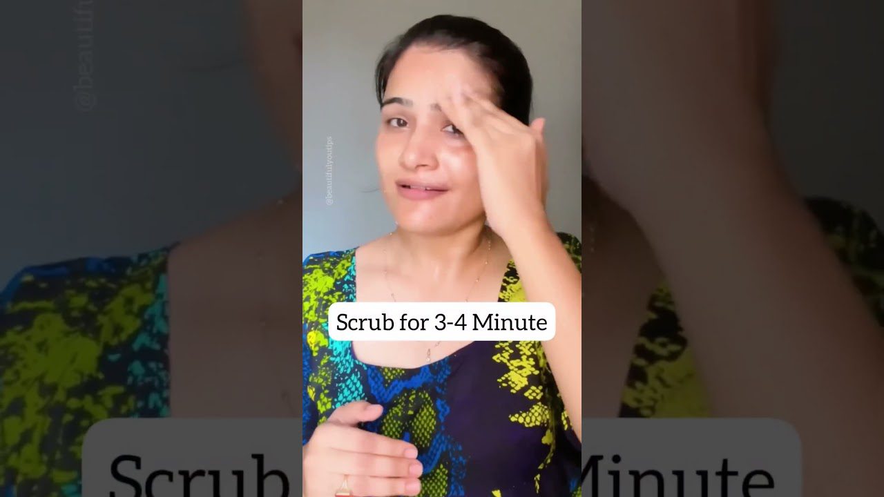 Moteris tepasi veido šveitiklį, užrašas angliškai: „Scrub for 3–4 Minute“.