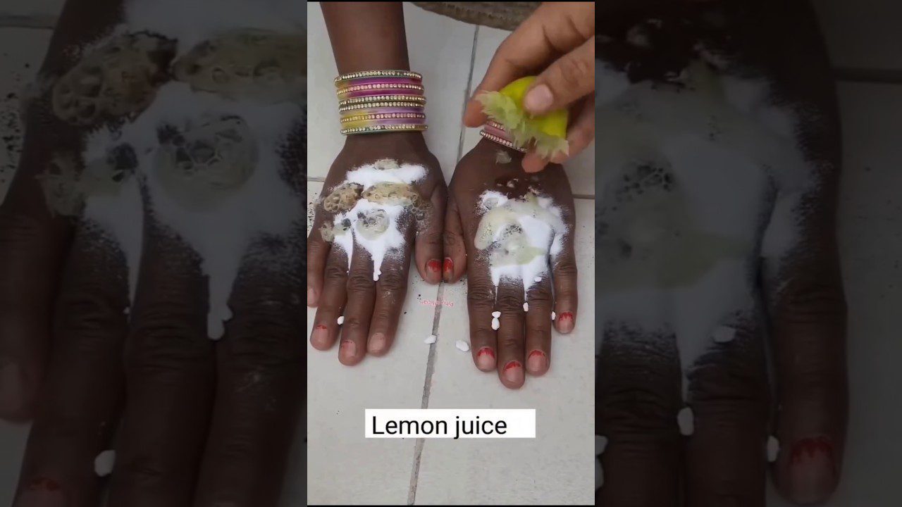 Rankos su henna raštais, ant jų tepalas ir spaudžiamas citrinos gabaliukas (citrinos sultys).