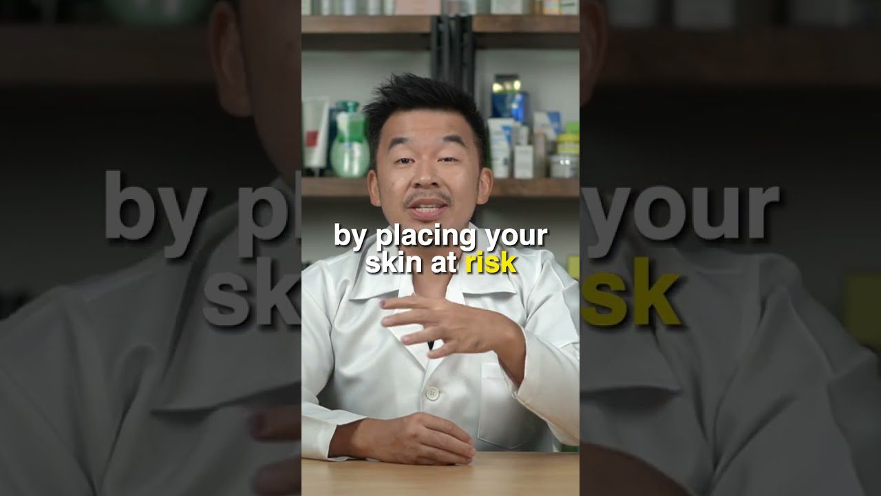 Vyras dermatologas balta chalatu paaiškina odos rizikas, ekrane tekstas „placing your skin at risk“