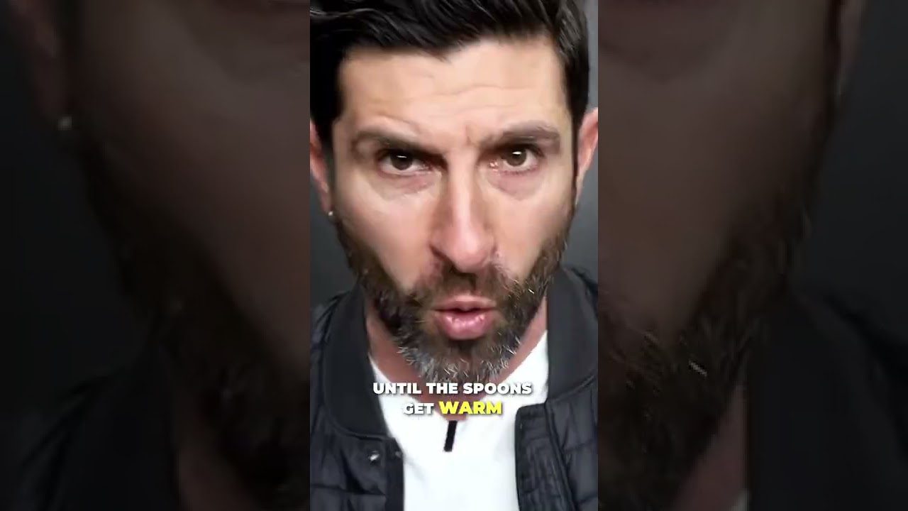 Vyras su trumpa barzda žiūri į priekį, užraše „kol šaukštai sušils“ pabrėžtas žodis „sušils“