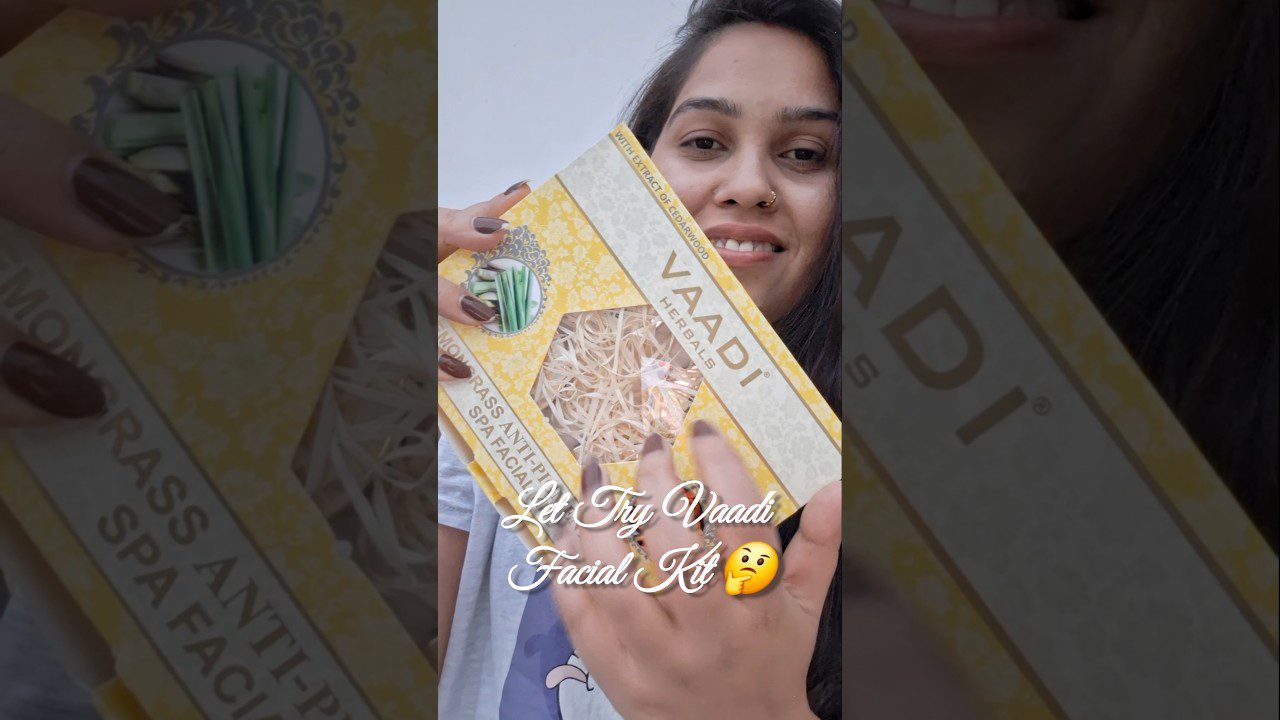 Moteris laiko geltoną Vaadi herbals citrinžolės veido priežiūros rinkinį ir šypsosi