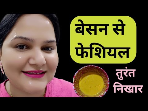 Moteris su rožiniais lūpdažiais šypsosi prie dubenėlio geltono besano mišinio ir užrašo hindi kalba.