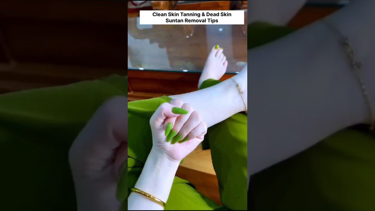 rankos ir kojos su žaliais nagais, auksiniu apyrankiu ir šviesia oda, tekstas apie įdegį viršuje