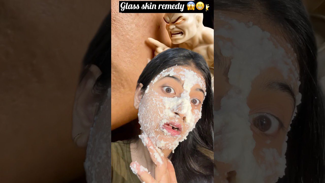 Moteris su naminiu baltu veido kaukės sluoksniu demonstruoja odos priežiūrą ir reakciją