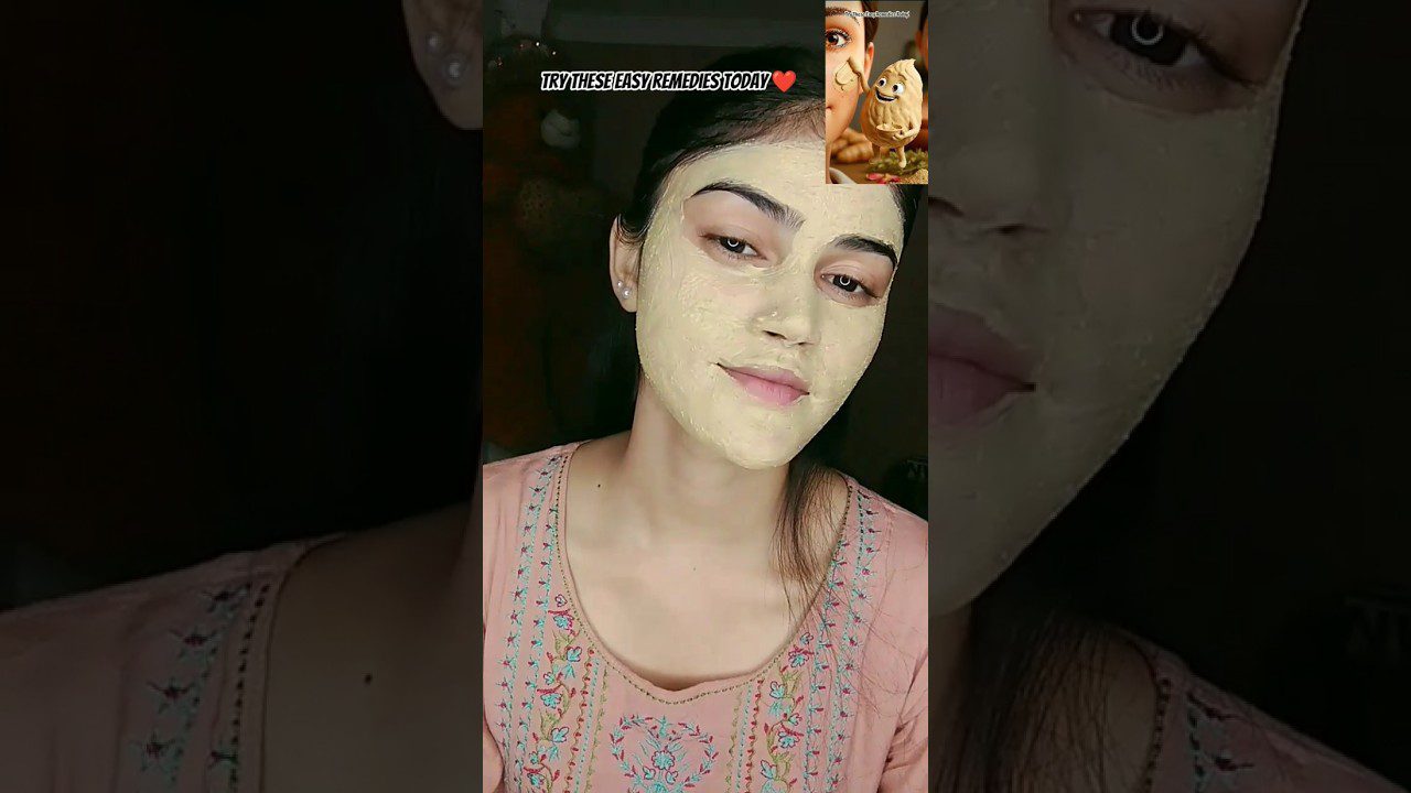 Mergina su žalsvu natūraliu veido kremu kaukėje šypsosi, dėvi rausvą siuvinėtą palaidinę