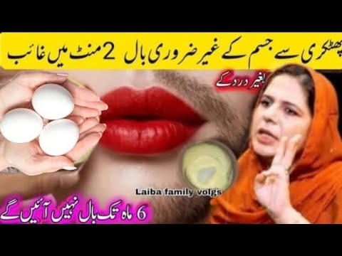 Moteris rodo odos priežiūros patarimą, kiaušiniai ir lūpos fone su urdu tekstu