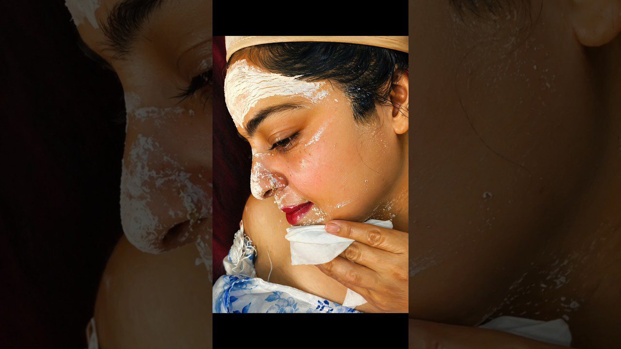 Moteris su veido kauke šalinanti ją servetėle, matomas kremas ant kaktos ir nosies