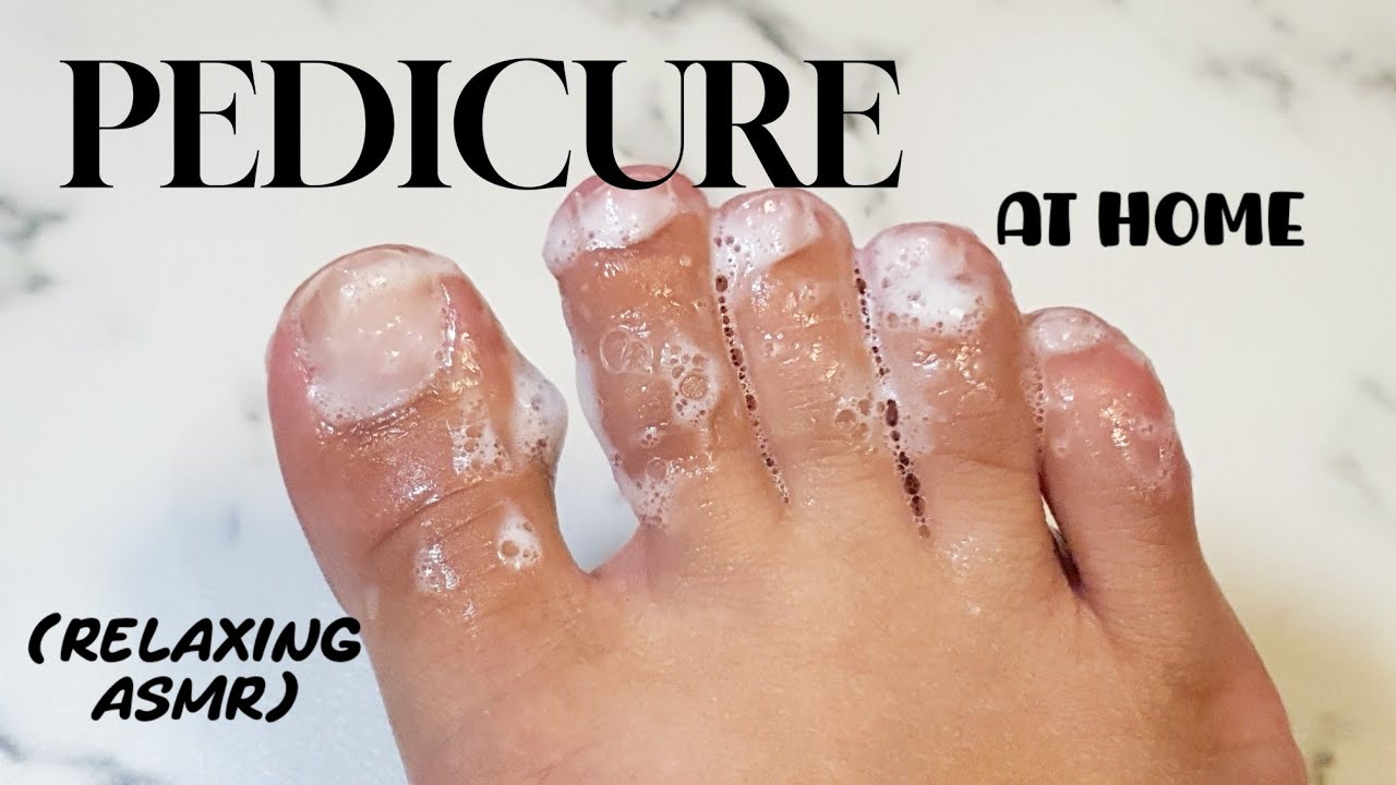 Pėdos pirštai su muilo puta pedikiūrui namuose, tekstas „PEDICURE“ ir „AT HOME“