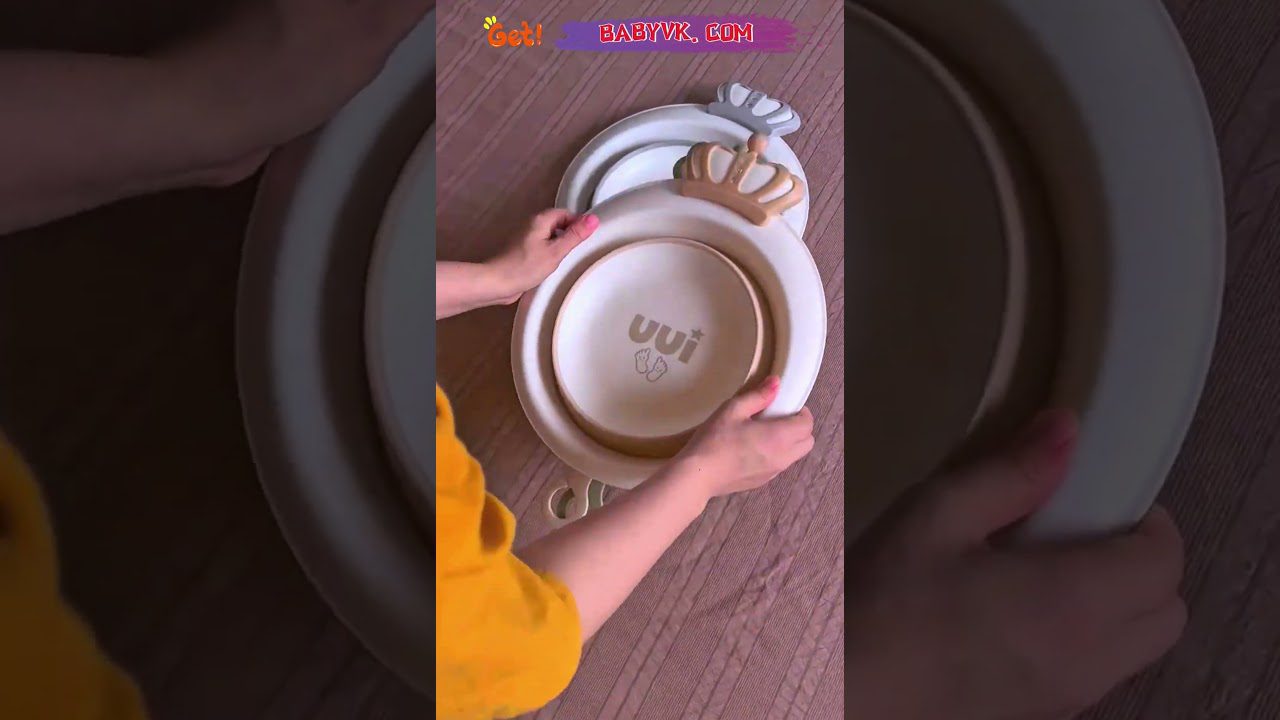 Vaikas deda kremišką vaikų tualeto pratęsimą su karūna ir užrašu "uui"