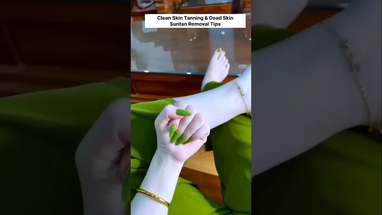 moteriška koja ir ranka su ilgais žaliais nagais, auksinė apyrankė ant riešo ir čiurnos